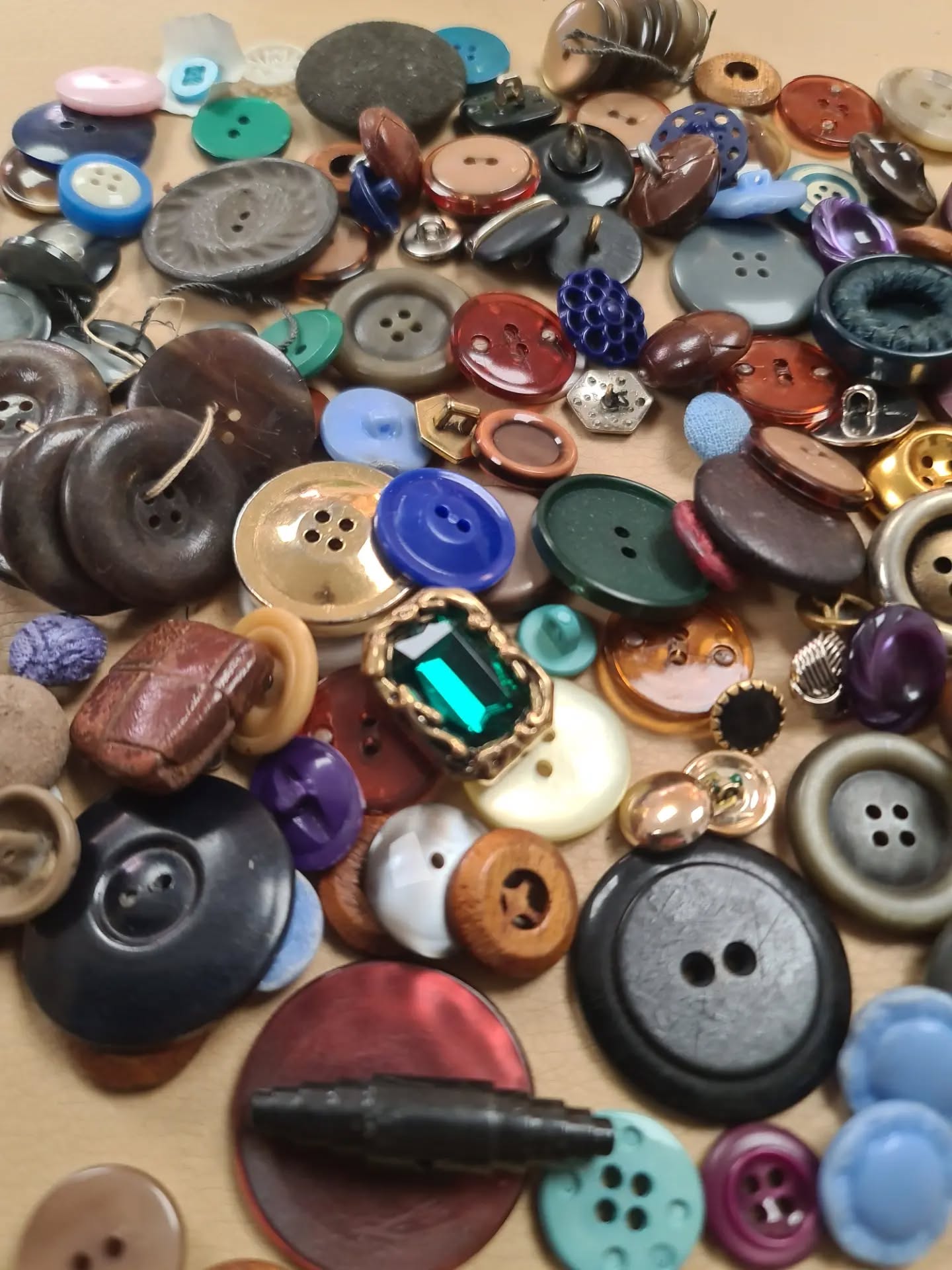 π Yesterday I went for a relaxing tour in one of my favorite #secondhand shops and I select a bunch of lovely #buttons among the many available. π
For me is like I have found a treasure β¨οΈ
I am looking forward to using them, or to letting you use them during the courses.Β
Check the carousel to see some of the pouches made during the workshops and how the button completes the piece. πͺ‘π§΅
#reuse #circularatelieramager