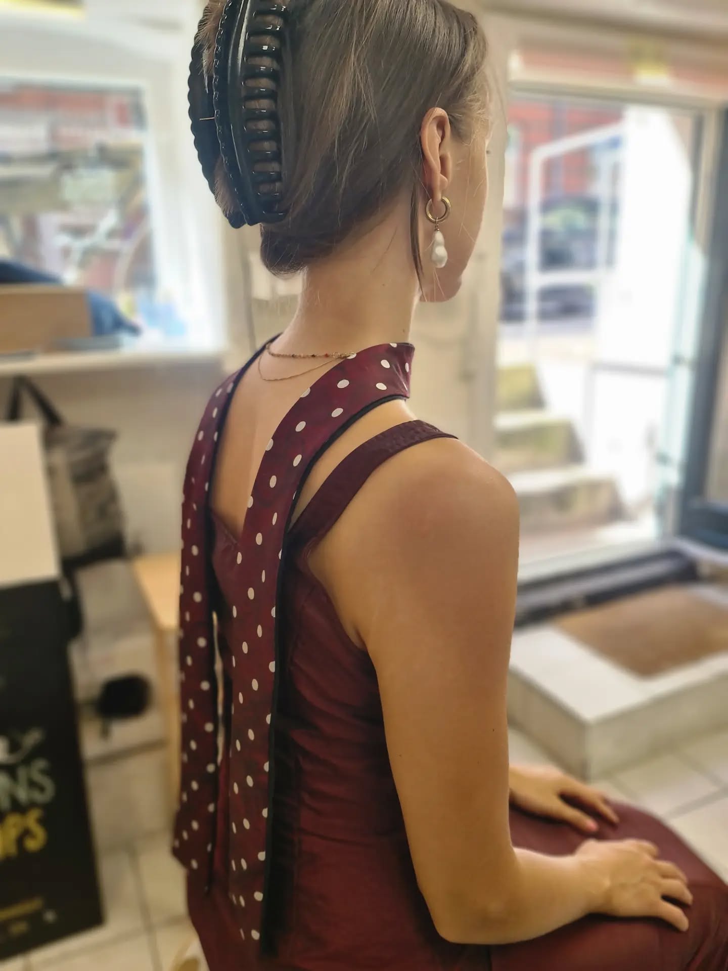 πΉ Lovely Filippa here shows her beautiful #outfit for a special event:
the dress comes from her mother's closeth, we just fitted it on her body πͺ‘ , and then we decided to transform a mix silk #tie in an accessory for her dress π
This is the Atelier purpose, give new life to the resources that we already have available β»οΈ πβ£οΈ
#repourpose #upcycle #circularatelieramager