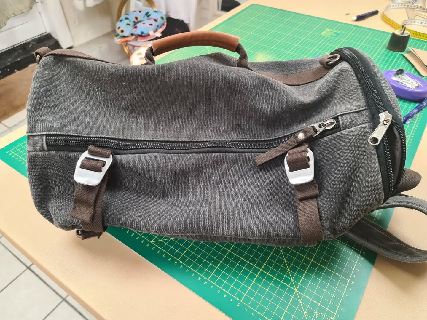 Total renovations of the hardware of Jack's favourite backpack! 🎒

✨️ The zipper, buckles and carabiner have been replaced, giving a completely fresh new look to the bag, for a new start: the zipper was broken and the buckles rusty and bent after many years of use.

Very happy to have contributed to prolong the life of this strong bag ❤️🌍

#bagrepairshop #circularatelieramager
