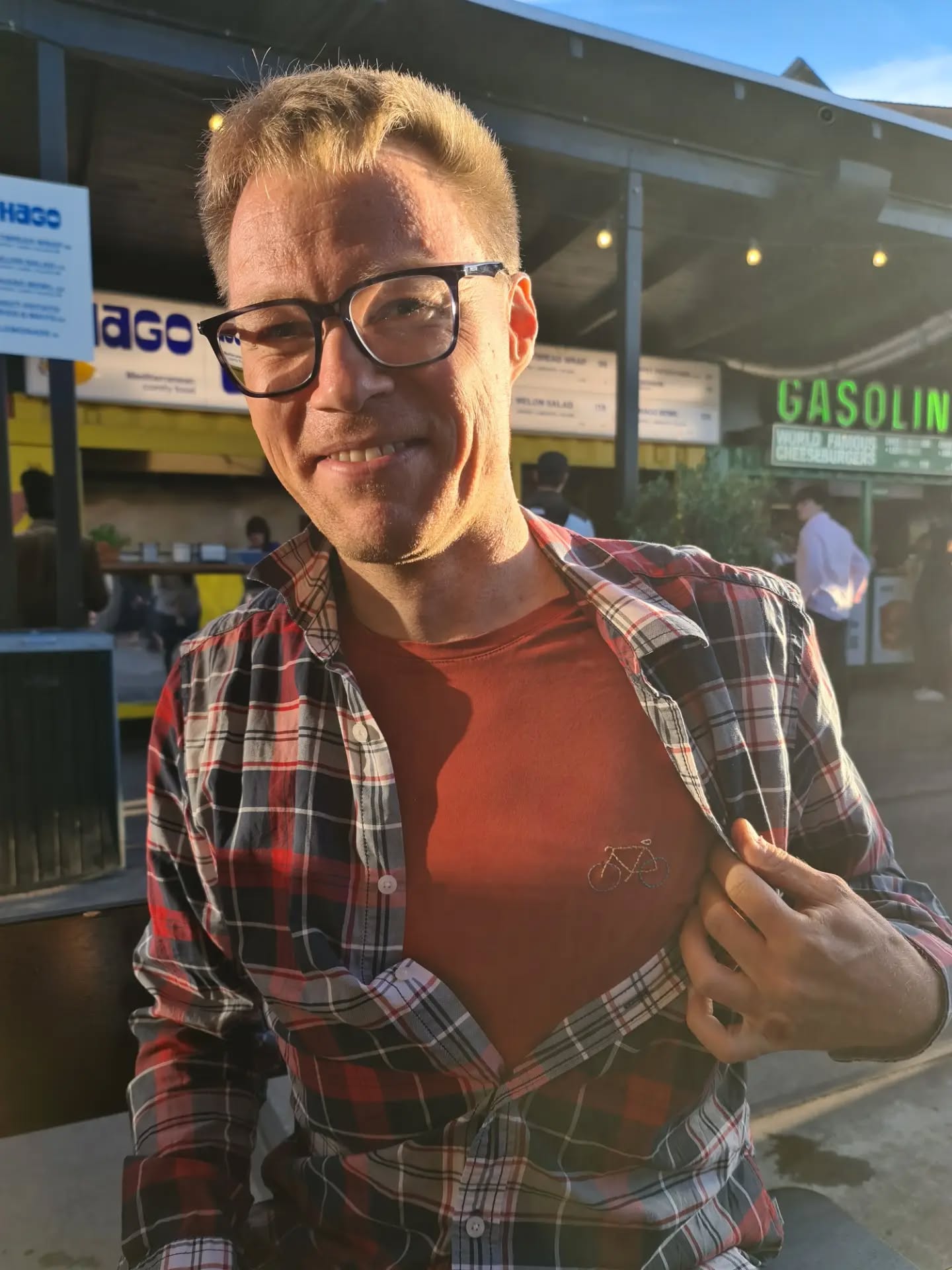 So lovely meeting Mads that proudly wears his hand embroidered bike on the heart side ❤️🚴‍♀️

He brought his own red t-shirt to be embroidered in the Atelier. 

The idea of the small #embroidery came after I've got a stock of brand new organic cotton t-shirts and I wanted to personalize it with a small graphic drawing. 

📣 Just a few of them are left in the Atelier that I sell with 20% off !

- 🚲 a white XL/L with the colorful bike on

- 🚲 a white M/S, also with the bike - on sale because has a small defect on the shoulder 

- ⛵️a white L/M , with a colorful paper boat embroidered on.

#circularatelieramager #embroidery