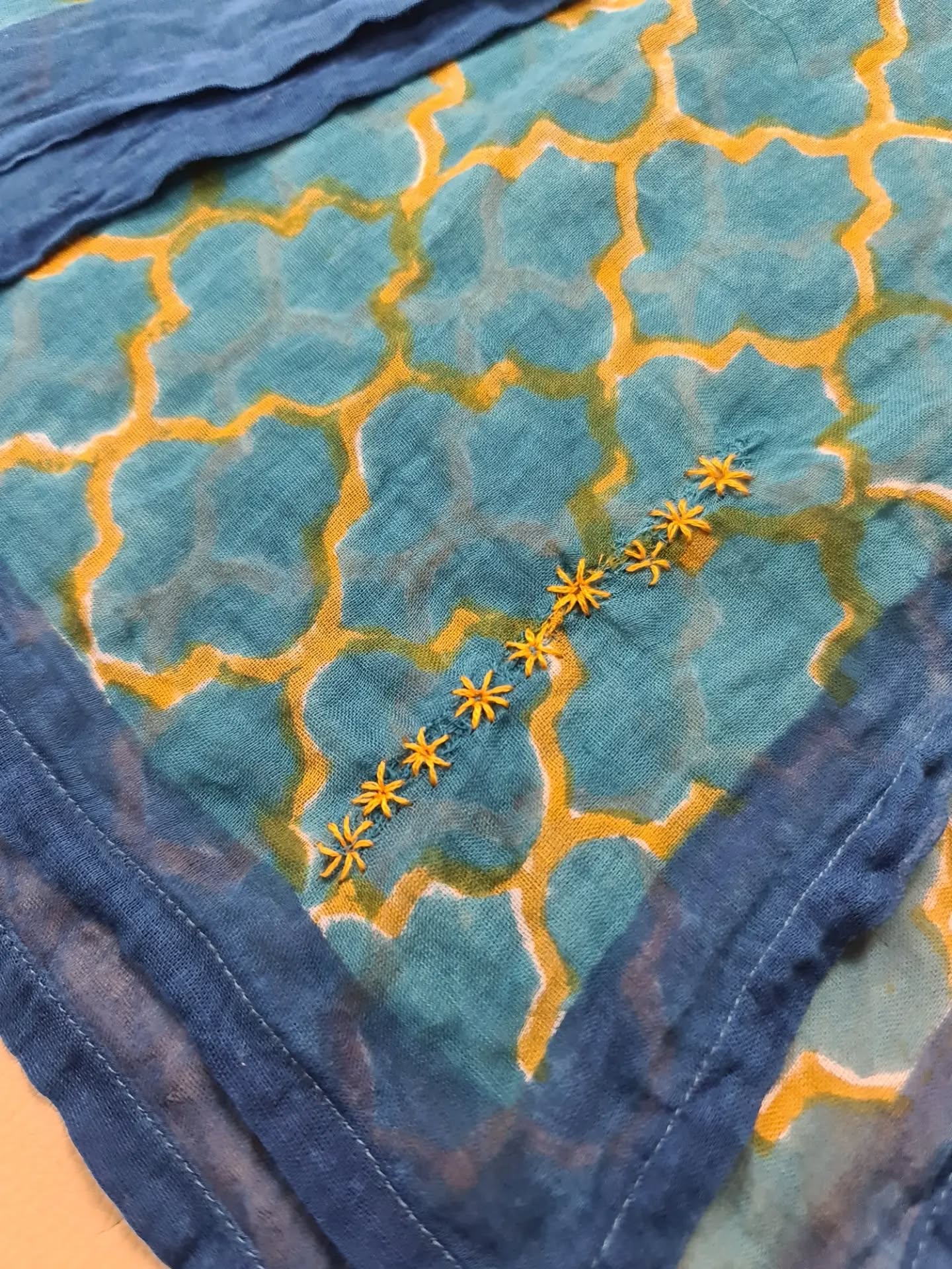 🌼🌼 Cute solution to cover an unexpected tear on this lovely handmade scarf💧🧣

Good to go again ✨️

#embroidery #repair #care at #circularatelieramager ❣️