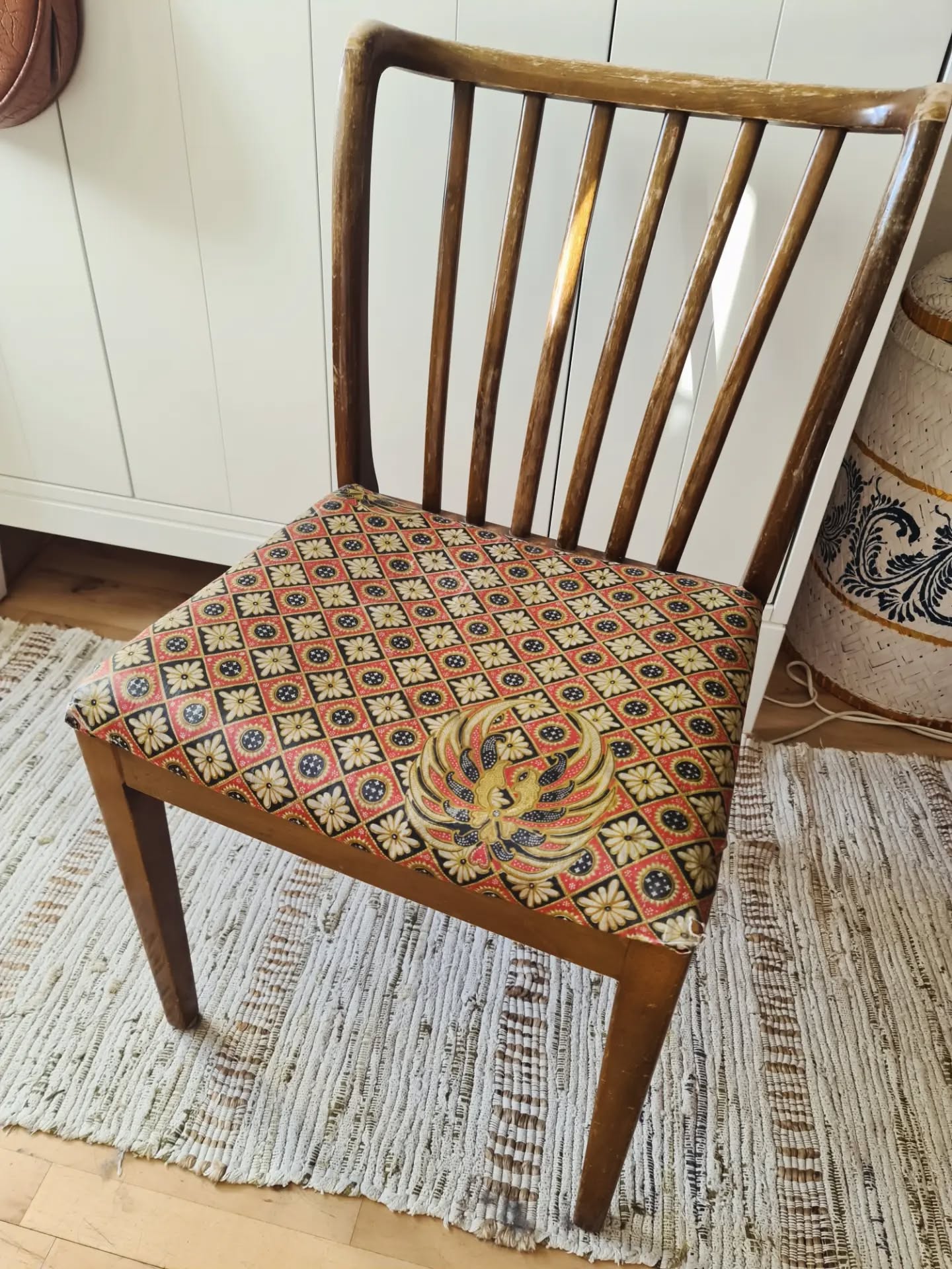Super lovely wooden chair, that clearly have had many lives. That is why I really love it, with her vintage patina and texture. 

It talks about design, art and craft. 
It might be made by Skovby furniture factory Denmark.

The seat cover is a bit slit, but I can help to change it in the Atelier if desired 🪷

Price as it is 350 -

The price is negotiable.

#preloved #circularatelieramager #vintagestol