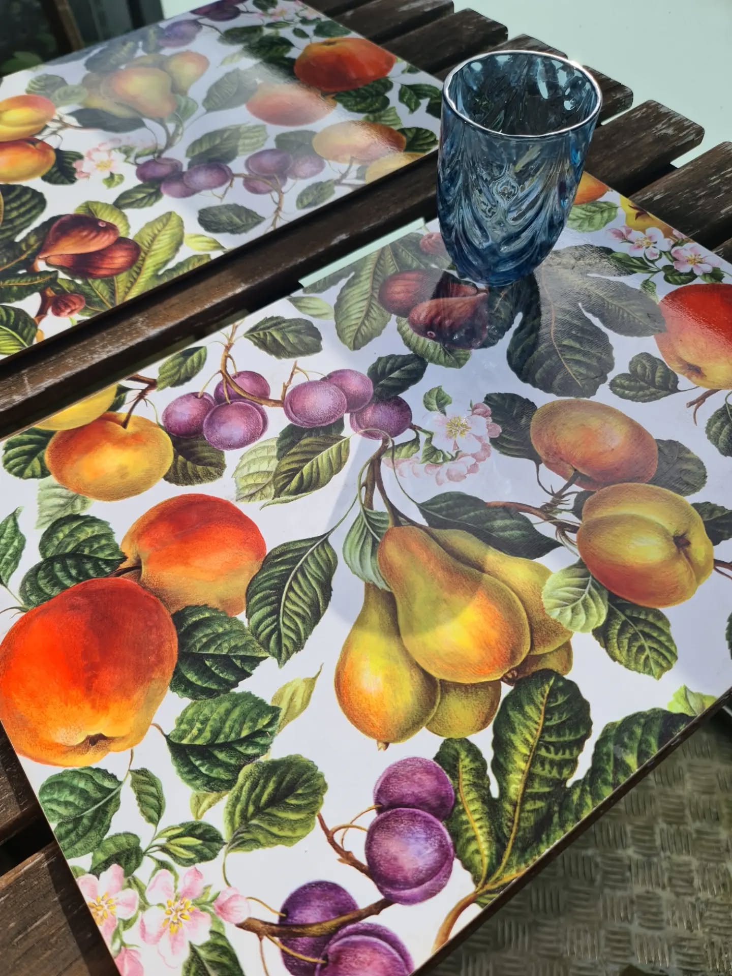 Lovely Vallila placemats featuring a colorful fruit design on a light background. Sold as a set; perfect for the dining table or balcony table. ☀️

Size: 43 x 29 cm
Set of 4

❤️❤️❤️❤️ 

#preloved #placemats #circularatelieramager