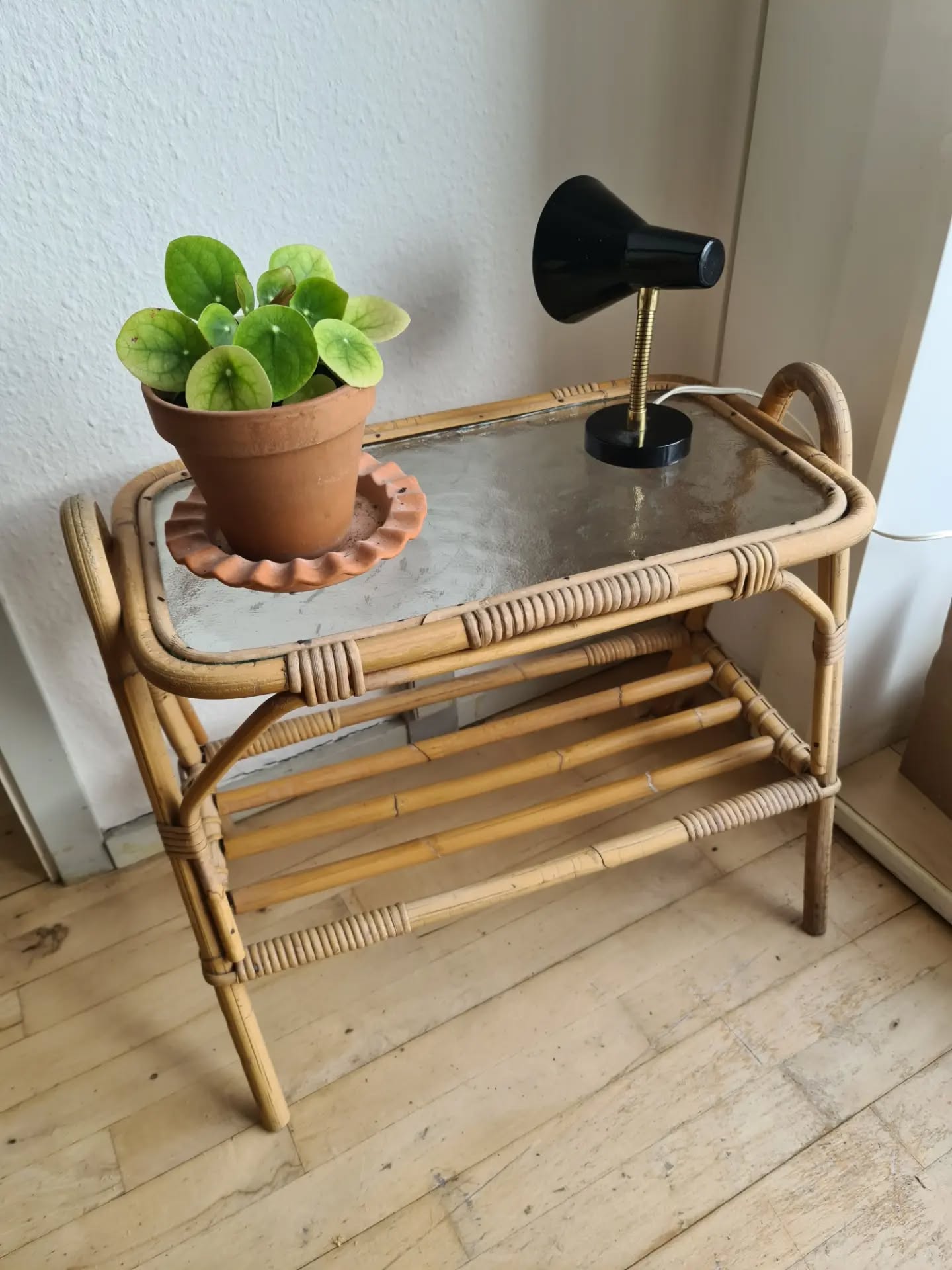 Super sweet vintage mid-century bamboo and rattan side table or magazine stand with a textured glass top and a lower shelf. 🪷

Pices commonly produced in the 1950s.

Dimension 54 x 29 cm

Price 350 - 

#preloved #circularatelieramager