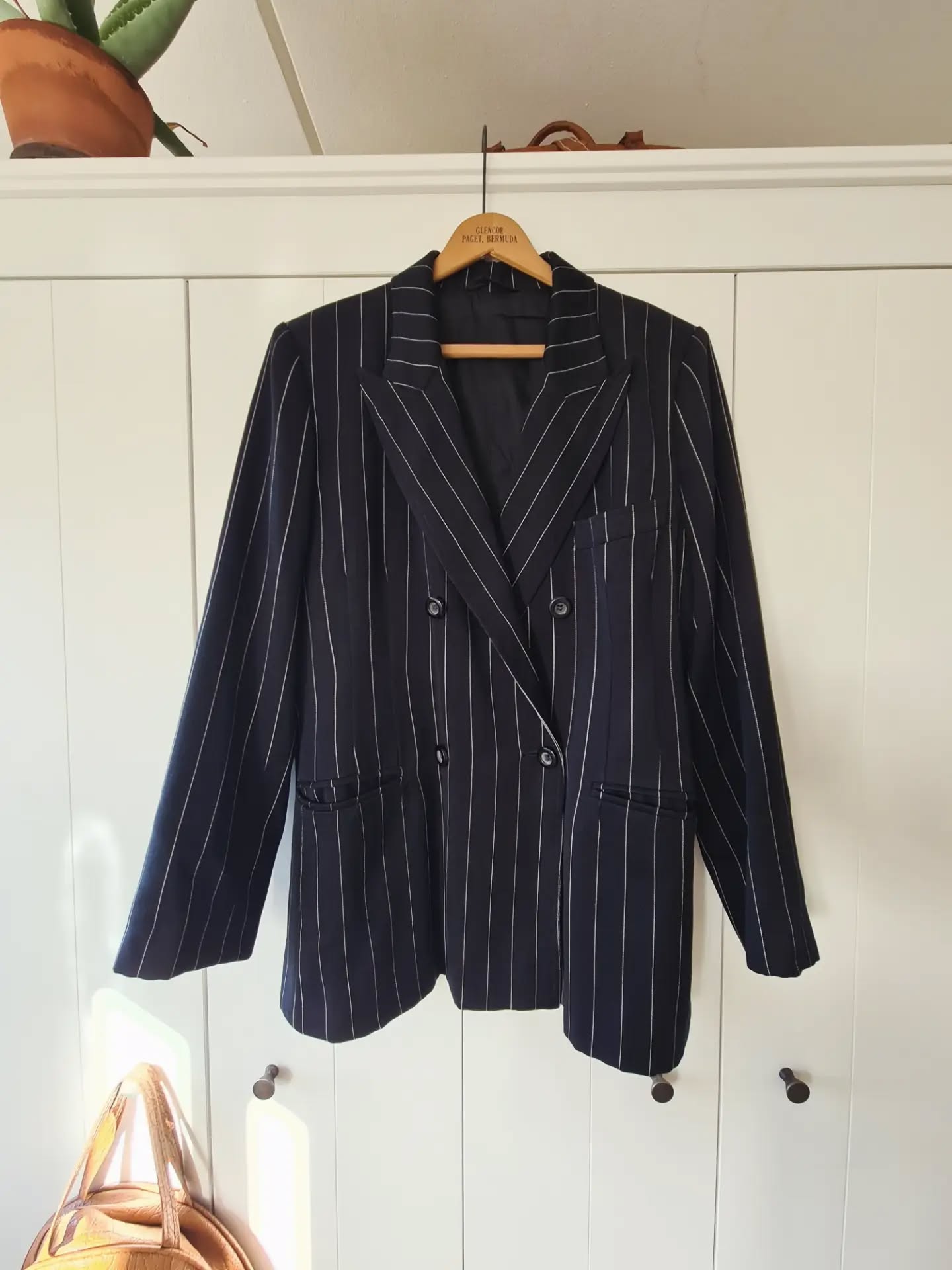 Super nice #Pinstriped Blazer. 

❤️ It was love at first sight in a second hand store in Florence. It looks handmade. It doesn't have any labels on. 

I changed the shoulder pads with thinner ones, but still it's a bit tight for me on the shoulders, so it happens that I do not use it. 

You are welocome to try it.

Size M

Price 280 - 

#preloved #circularatelieramager