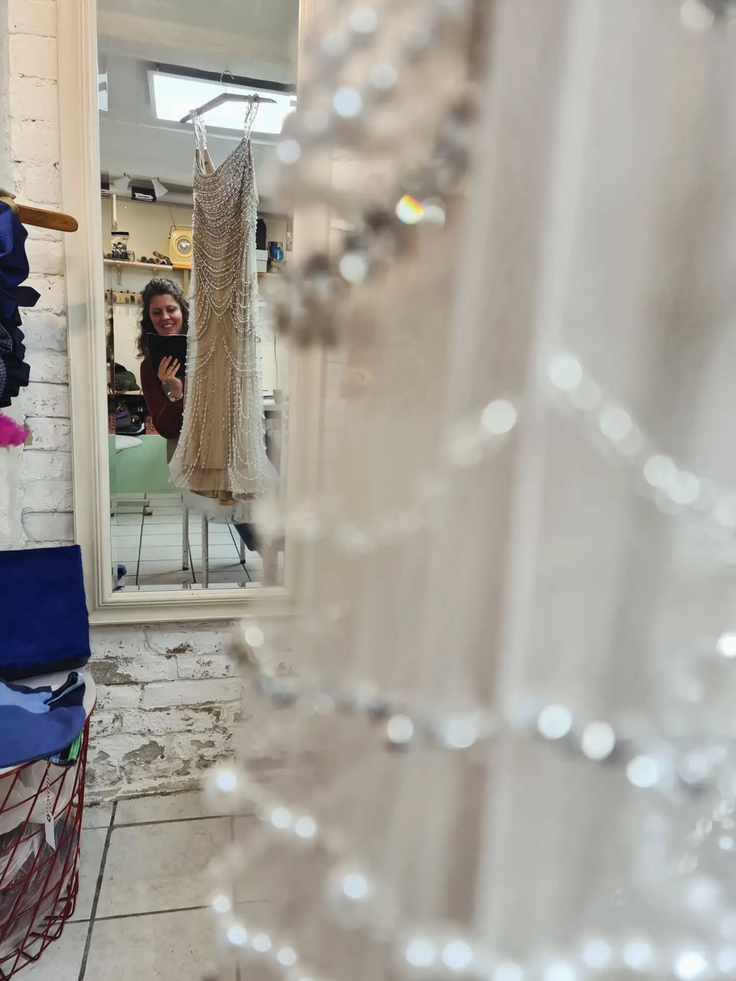 Four hands today to shorten and restore this beautifull wedding dress 👰💍

The harder part has been to cut the lenght, that was quite ruined, and stich the beats lines, so they would not run away 💠

The beauty of the decorations made me very happy 💕
Enjoy this short shooting 📸

#restore #repair #circularatelieramager