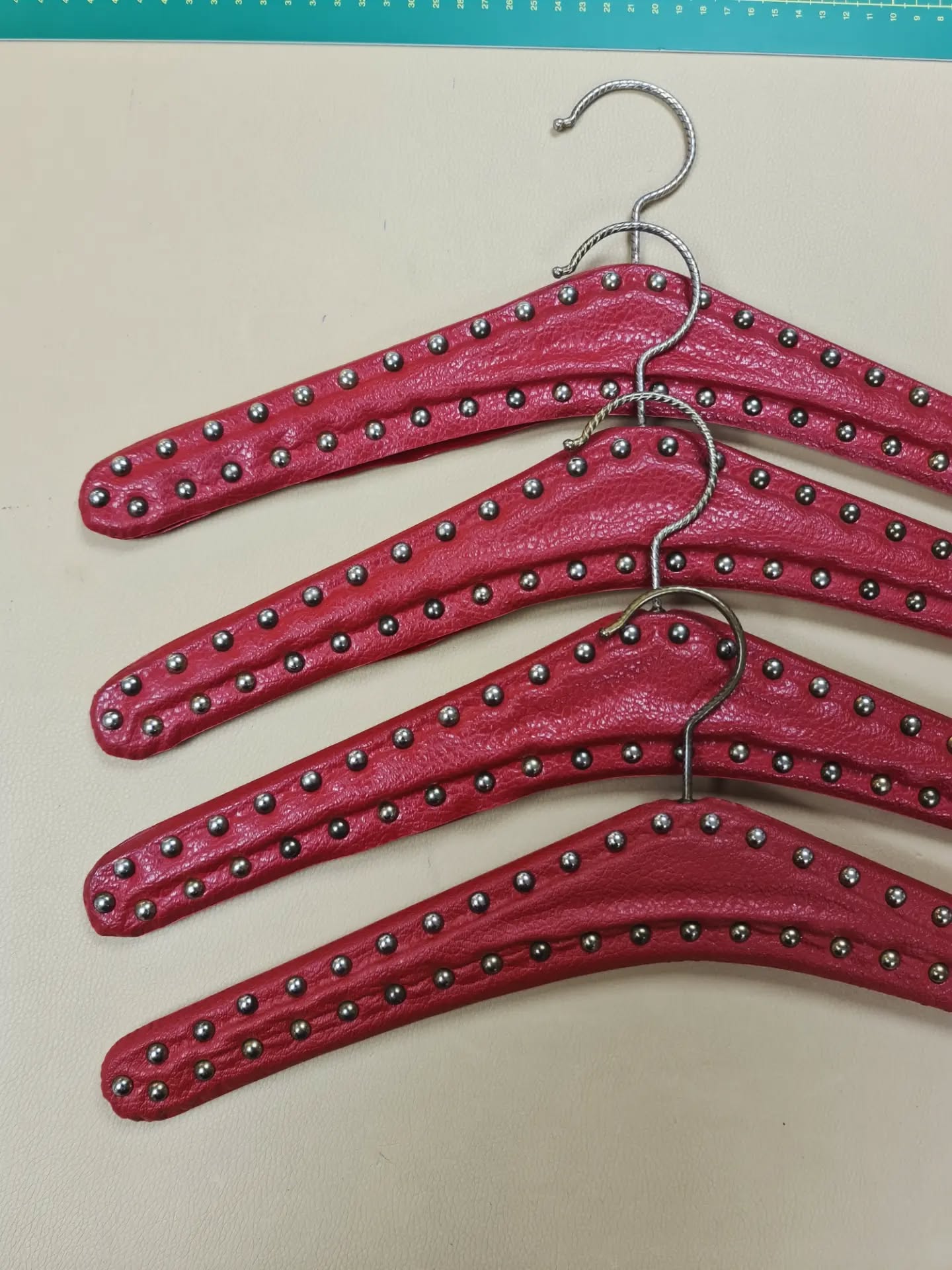 In the Atelier's window, these days you can see this curious clothes hanger / tøjbøjler 👗

I made a research and it is a rare vintage find !
They were produced in the 1950s/1960s in different colours. 

The cladding is make in fake leather. 

Price 160 - / 4 stk 

SOLD
#vintagefind #preloved #circularatelieramager