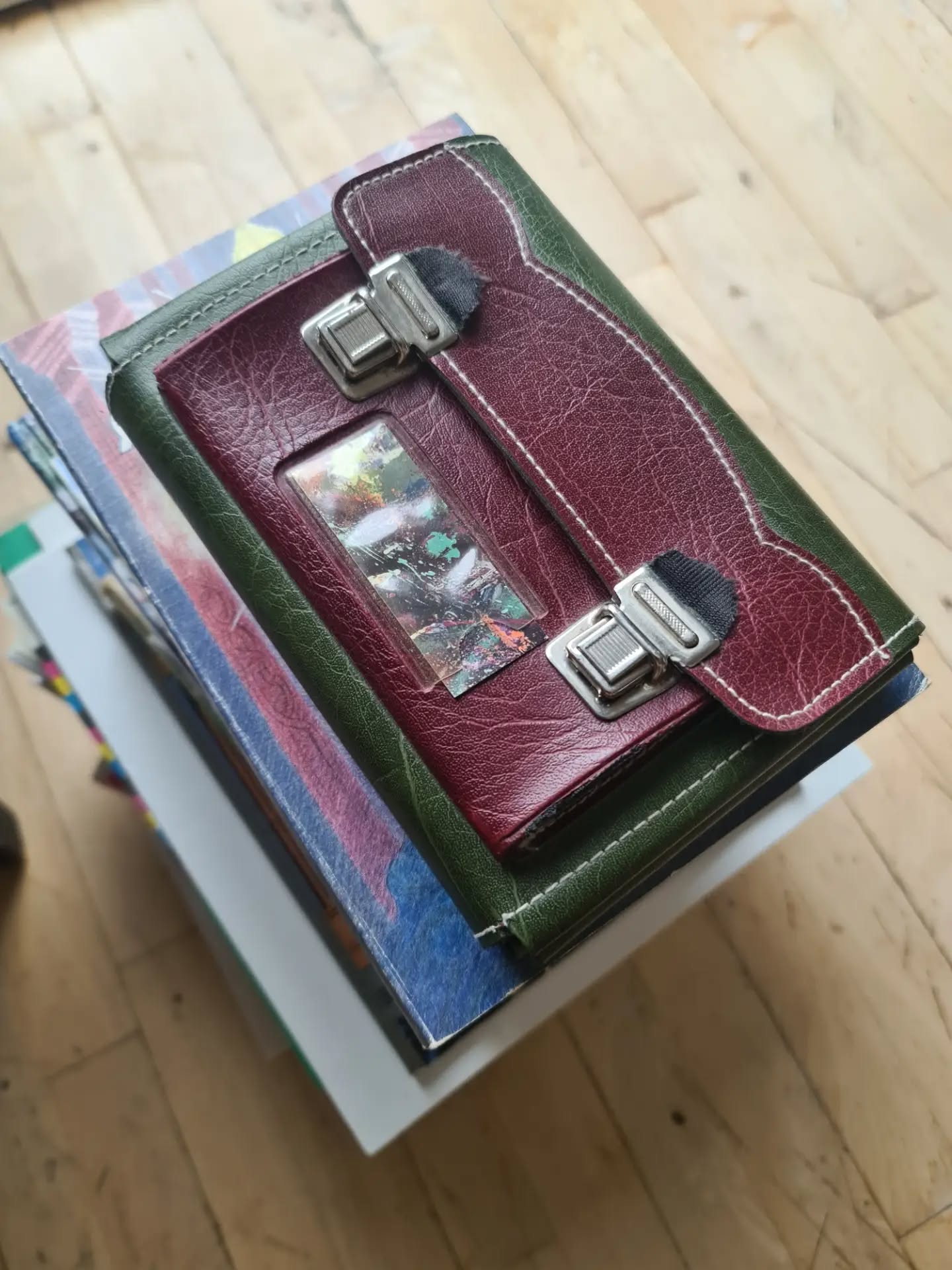 Today's piece is a super cute old fashion pencil case 👝

The bag is featuring a green base with a burgundy flap, white contrast stitching, metal snap-lock buckles, and a transparent nameplate window on the front.

I love it because it talks about other times than today, but I  already have many handmade pencil cases, so I would be happy if someone could use it and enjoy it ❤️

It is in good condition, just a few scratches on the inner paper and small cuts in one of the sides of it. 

Price : 120 dkk

SOLD

#preloved #circularatelieramager #vintagefound