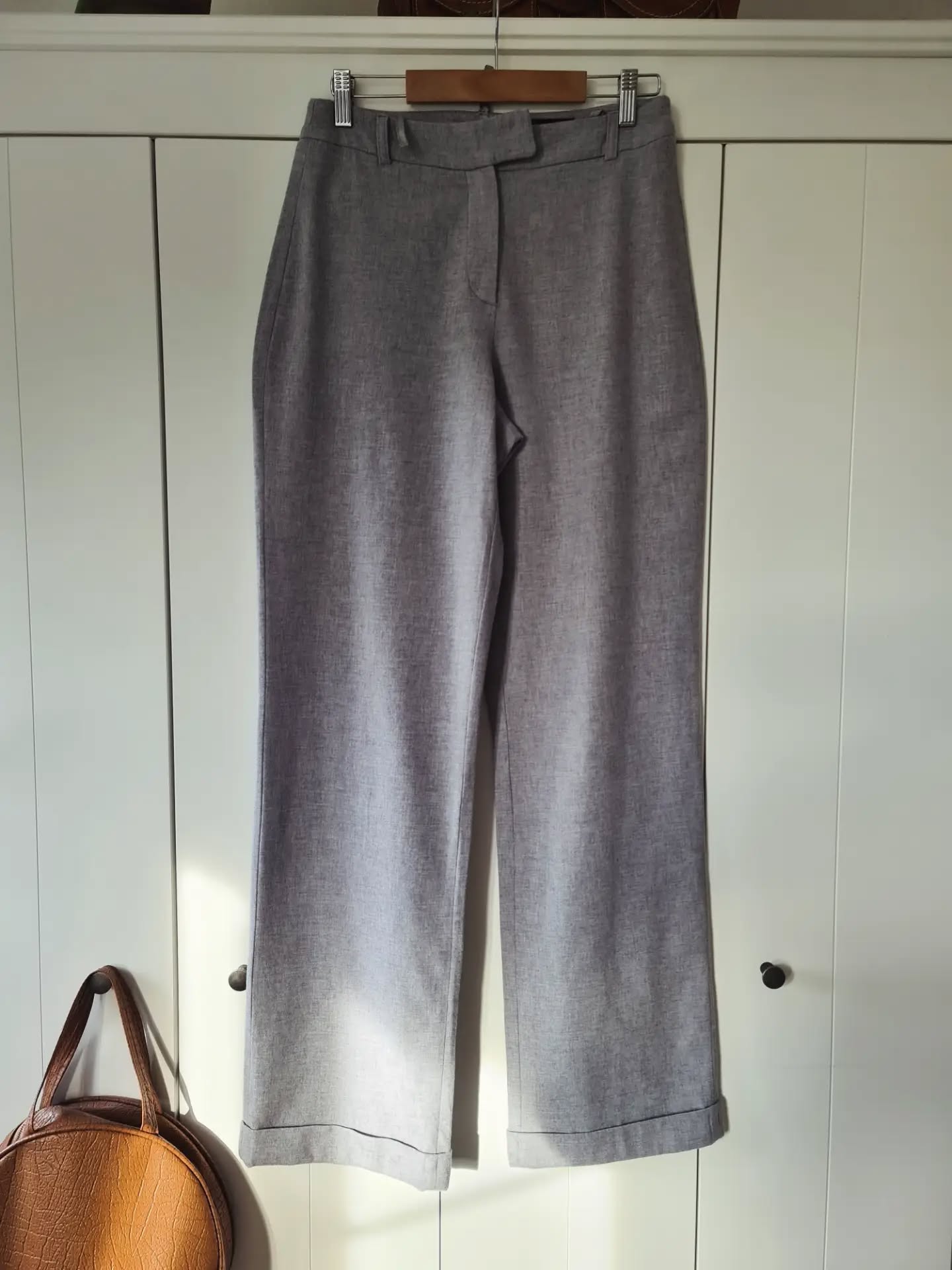I am also actually ready to let these pants go. 👖

I have been wearing them, but I feel that grey isn’t my color and furthermore I have gained some weight, so I can't really fit in anymore. 

🧶They are really nice for winter since is 96% Wool and 4 % Lycra. They present nice details, also the turned-up hem.

Size 42 - medium/ high waste

Price 250 - 

#preloved #circularatelieramager #wool