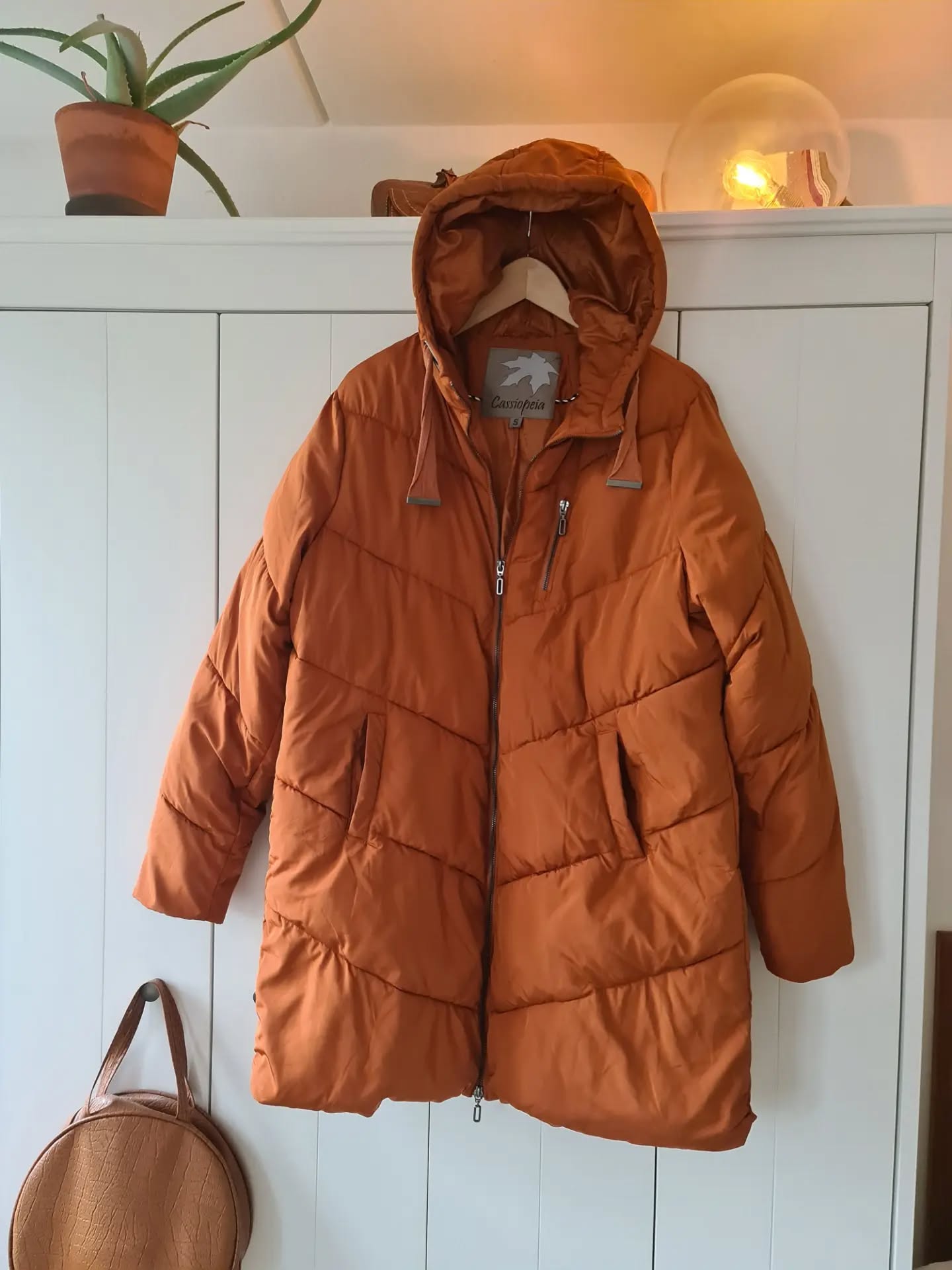 It has been an hard choice, because I love jackets ( and shoes 👢 ) 

But if someone would enjoying wearing this lovely orange jacket, I would be happy to let it go. 

It is very comfy and I love the color, just I am not very used to wear this kind of duvey - the filling its 100% polyester so it is not very warm but it is right for middle seasons 🍁🍂

Size : it says S but is definitely an  M 

Price 200 - 

#Preloved #circularatelieramager #autumnvibes