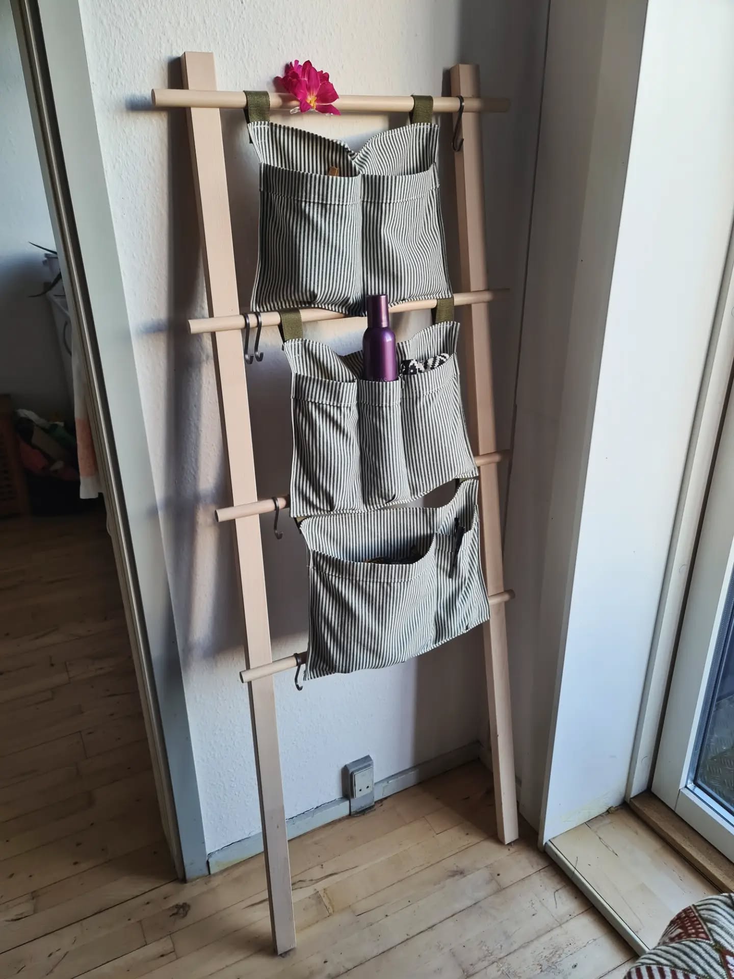 Hi everyone, after a second look of my new home, I know that I can't bring with me this ladder that I customize with handmade pockets. 

I made it to have it in my bathroom and keep organized hairbands, brushes and and other items for personal care. 

It could be a nice solution if you do not have the possibility of making holes in the wall in the house you leave. 

Measurements: 

Height 151 cm 

Width 57 cm 

Price 280 - 

#customprojects #circularatelieramager