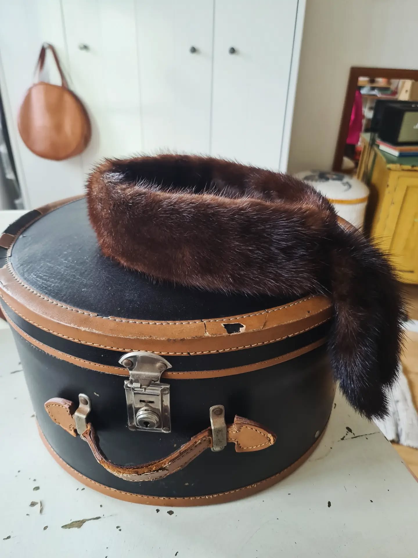 Brown fur #headband on sale. 🍂

Among the many hats and headbands this one is the one I used less. 

If someone was looking for a warm accessory for windy days, in #vintage style,  do not hesitate to contact me or share to a friend. 

Measument :  ø 54 cm 
Material: Mink 

Price: 170 -

#reuse #preloved #circularatelieramager