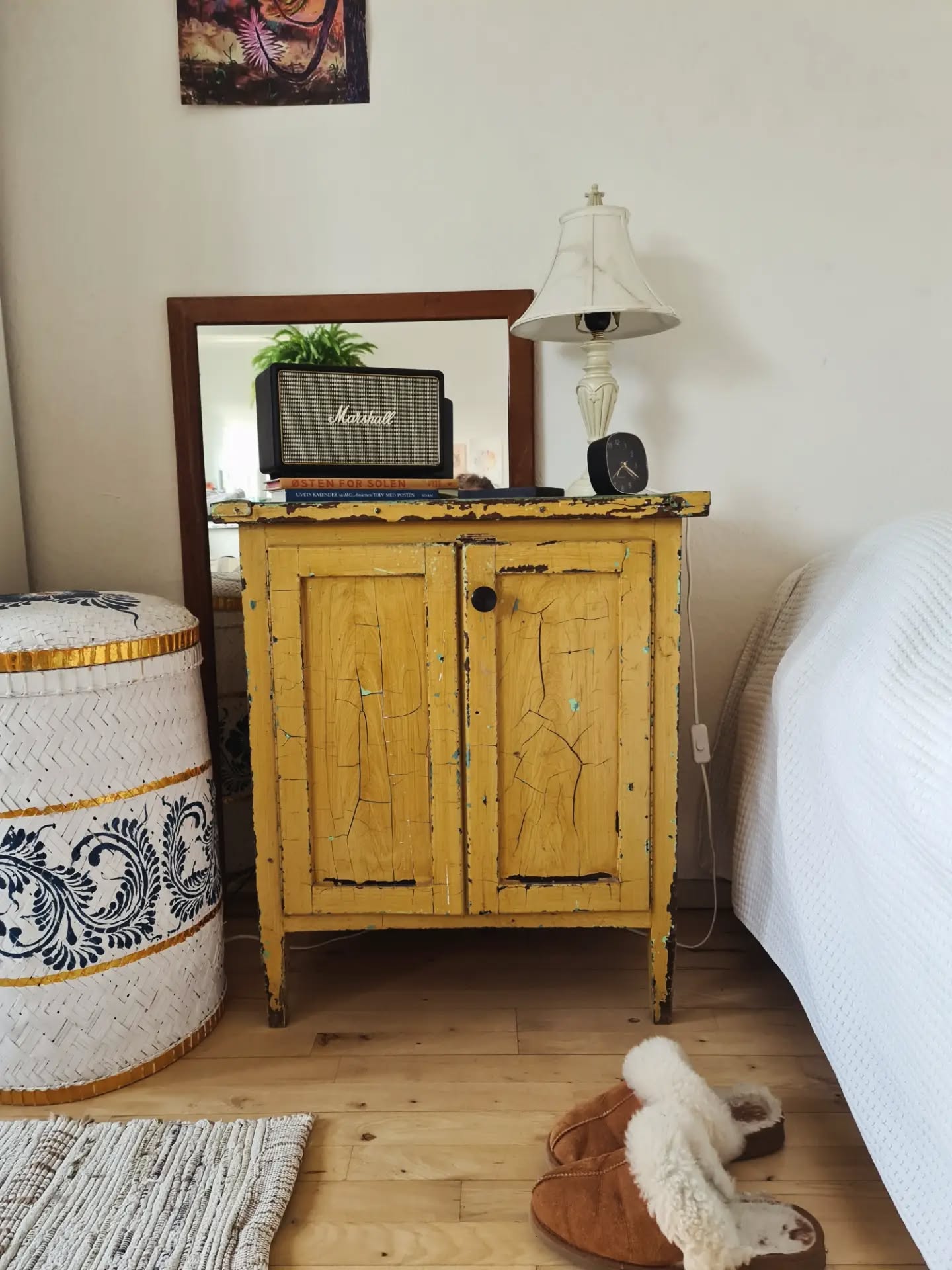Today I realize that I also need to sell this little commode, which I had for many years 💛

I bought it when I lived in Sydhavn from a second hand store and then it came with me in Frederiksberg and then in Amager. 

Usually I try to choose something that I love to look at, and can give the right atmosphere to the ambient. 🏠

 I forgot to take closest pictures of it ( its already in the storage), but the top part is green and the inside is in natural wood with a divider and visible signs of the time. It can be painted or covered with nice wallpaper 💡

Dimensions : 

H 72,5 cm
D 39 cm
W 62 cm

Price 680 -