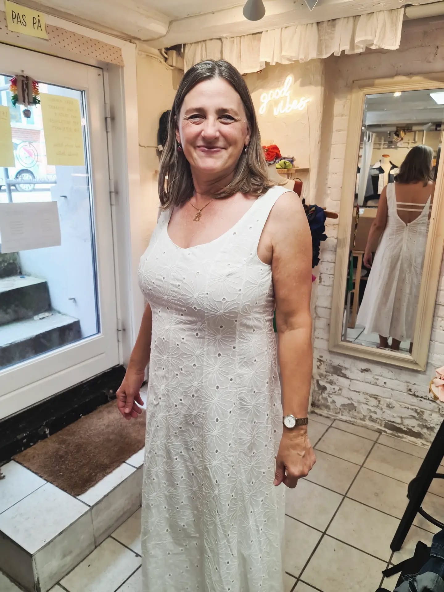 Sweet Betina will soon get merried! 👰

She came by with a lovely embroidered cotton dress that was too small for her in the top part, and too tight around the neck area. 😵‍💫

So we decided to change the neck line, both in the front and in the back, to give more space and add some straps to keep the V opening fitted on her body shapes ✨️

Look in the mirror in the first pic to see the back side as well 🧐 🌸

#circularatelieramager #weddingdress #alterations
