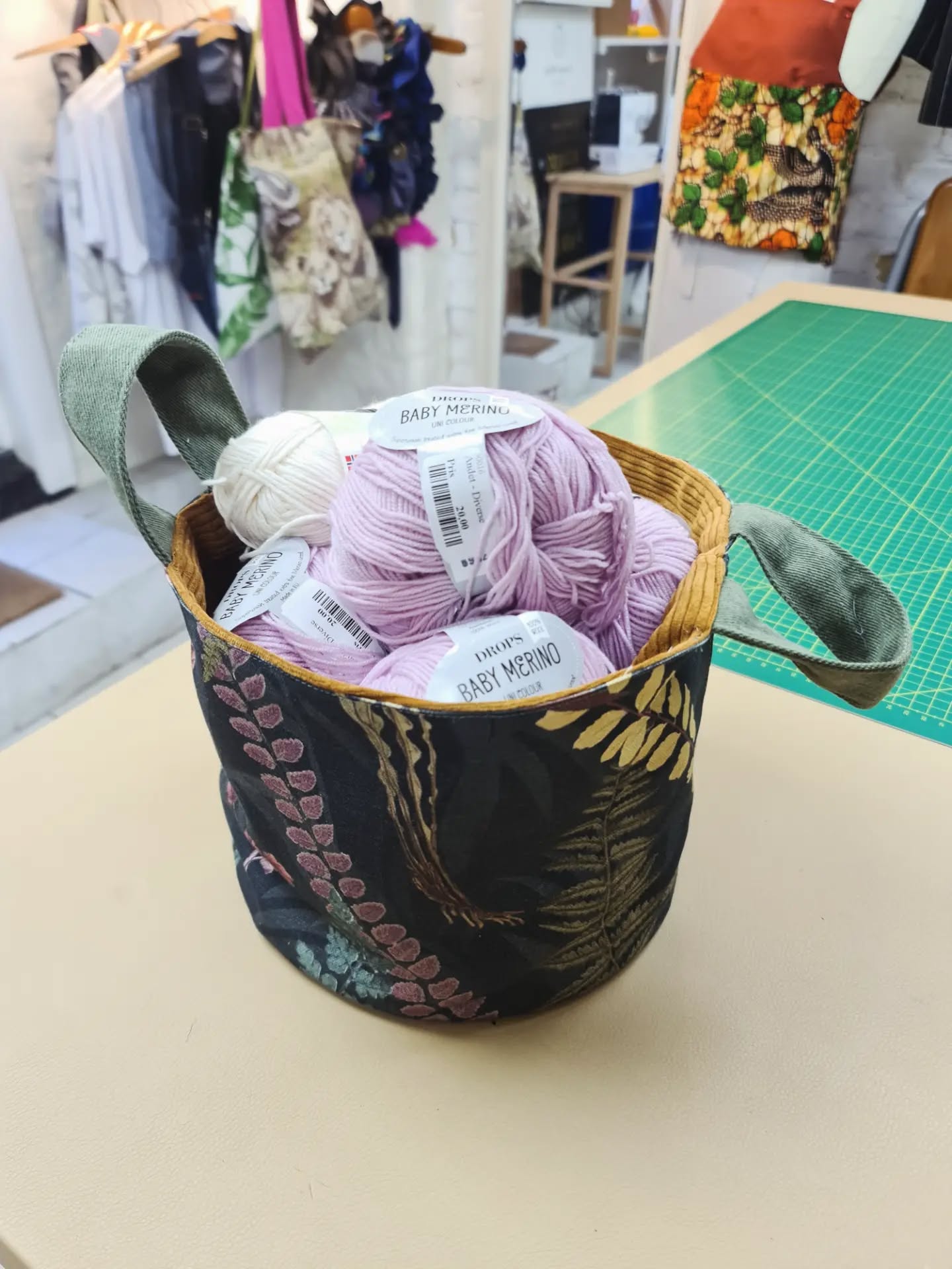 Little wool for little project for sale 🌸

I have this very soft Baby Merino in lilla and some white Wool and Cotton blend balls - check the pics for more details about it. 

Baby Merino - 4 stk - price: 90 dkk
Sandnes Duo - 4 stk new and 2 started - price 120 dkk

#wool #knitterslover