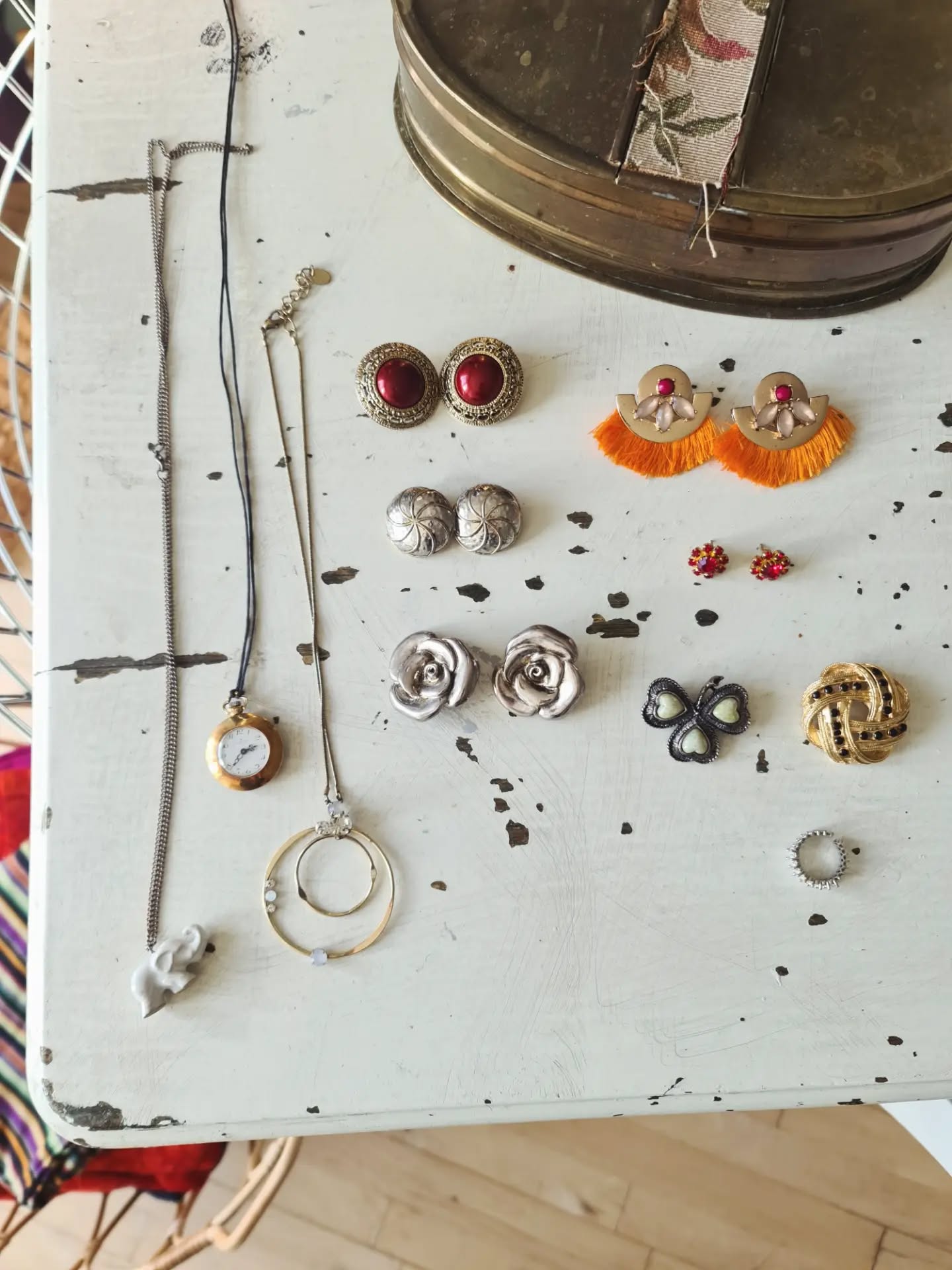 On the opposite side of the table instead, I have some #jewerely. 

They are fashion/costume jewelry - so not made of precious materials - but they look very cute.

Write if you are intrested, in any of this cuties. 

Price 60- /per stk 

#jewelery #circularatelieramager