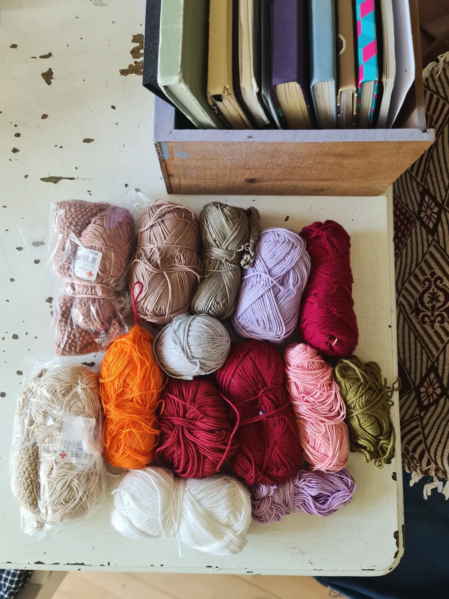 Good morning everyone, my night was interesting, and my home upside down. 

I have this cotton in different colors that I haven't used in a long time: #crocheting it is even more far than knitting into my life. Anyone would make a good use of it? 

Price : 210 - for all of it. 

#materials #circularatelieramager